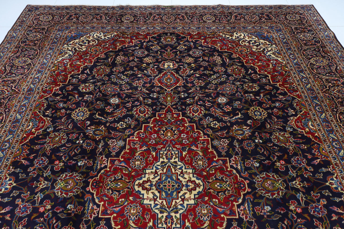 291 x 401 cm | Heriz Tribal Hand Knotted Carpet