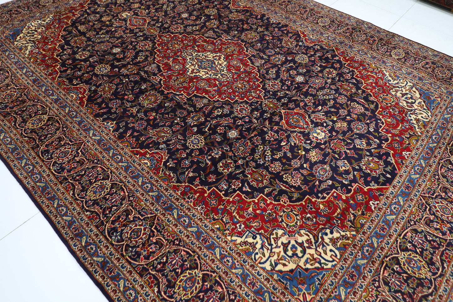 291 x 401 cm | Heriz Tribal Hand Knotted Carpet