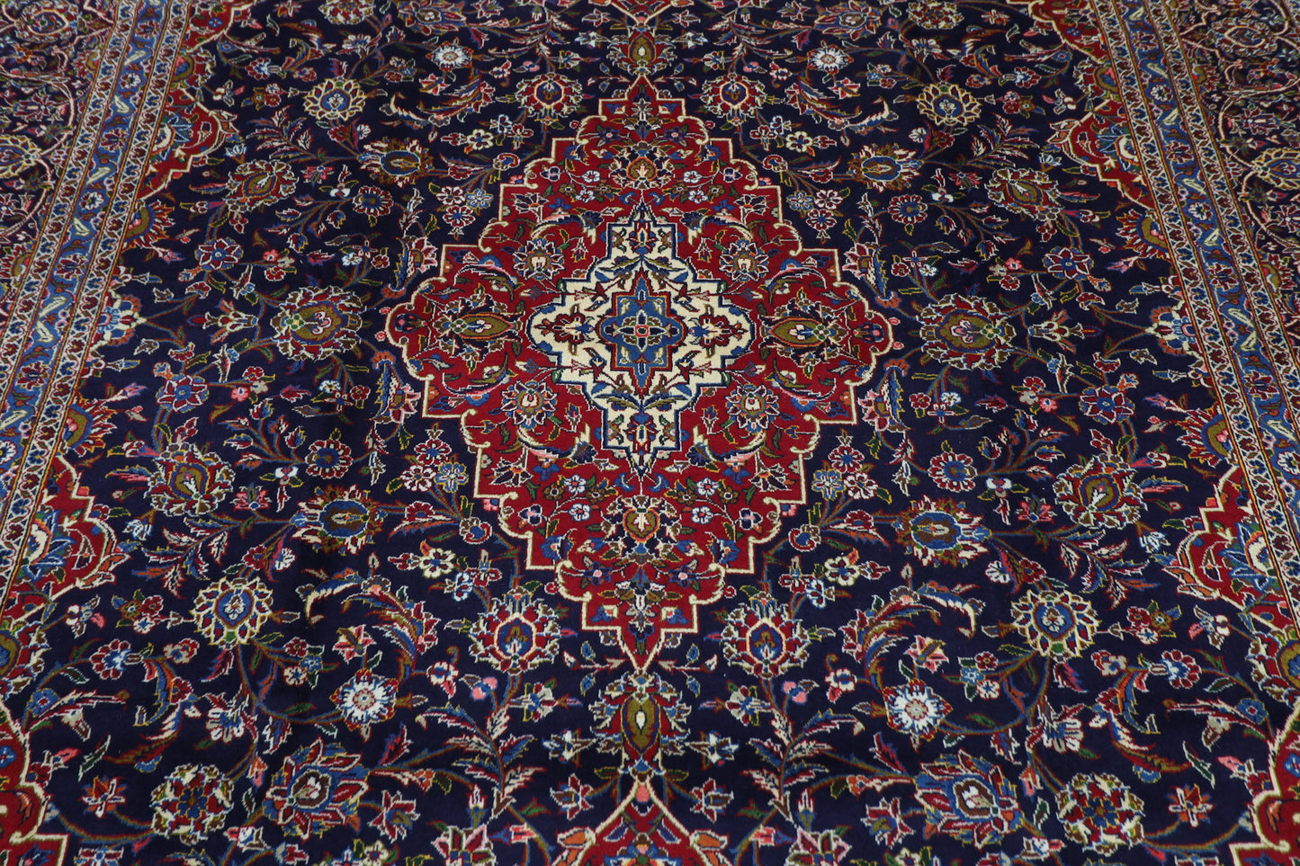 291 x 401 cm | Heriz Tribal Hand Knotted Carpet