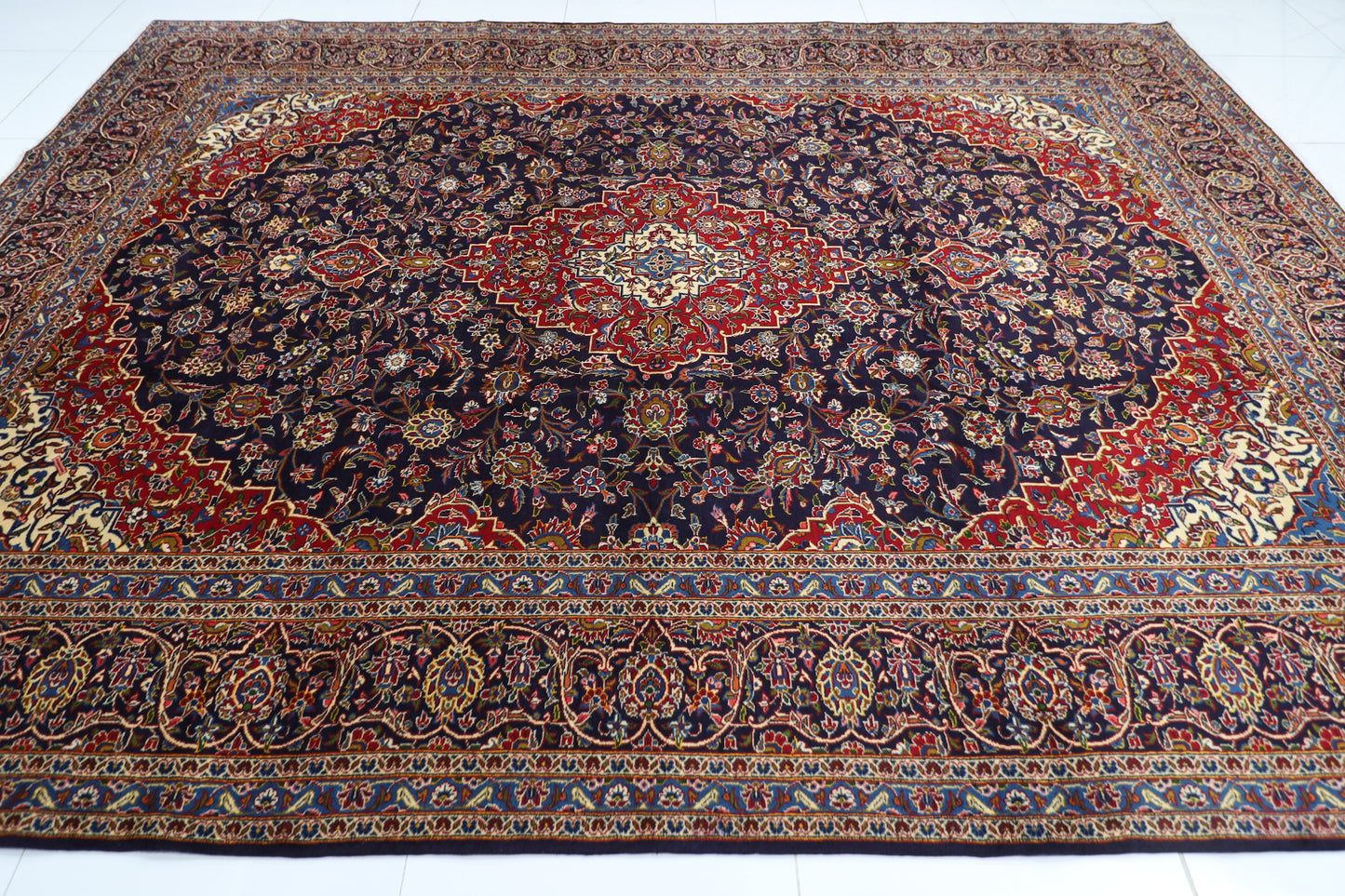 291 x 401 cm | Heriz Tribal Hand Knotted Carpet