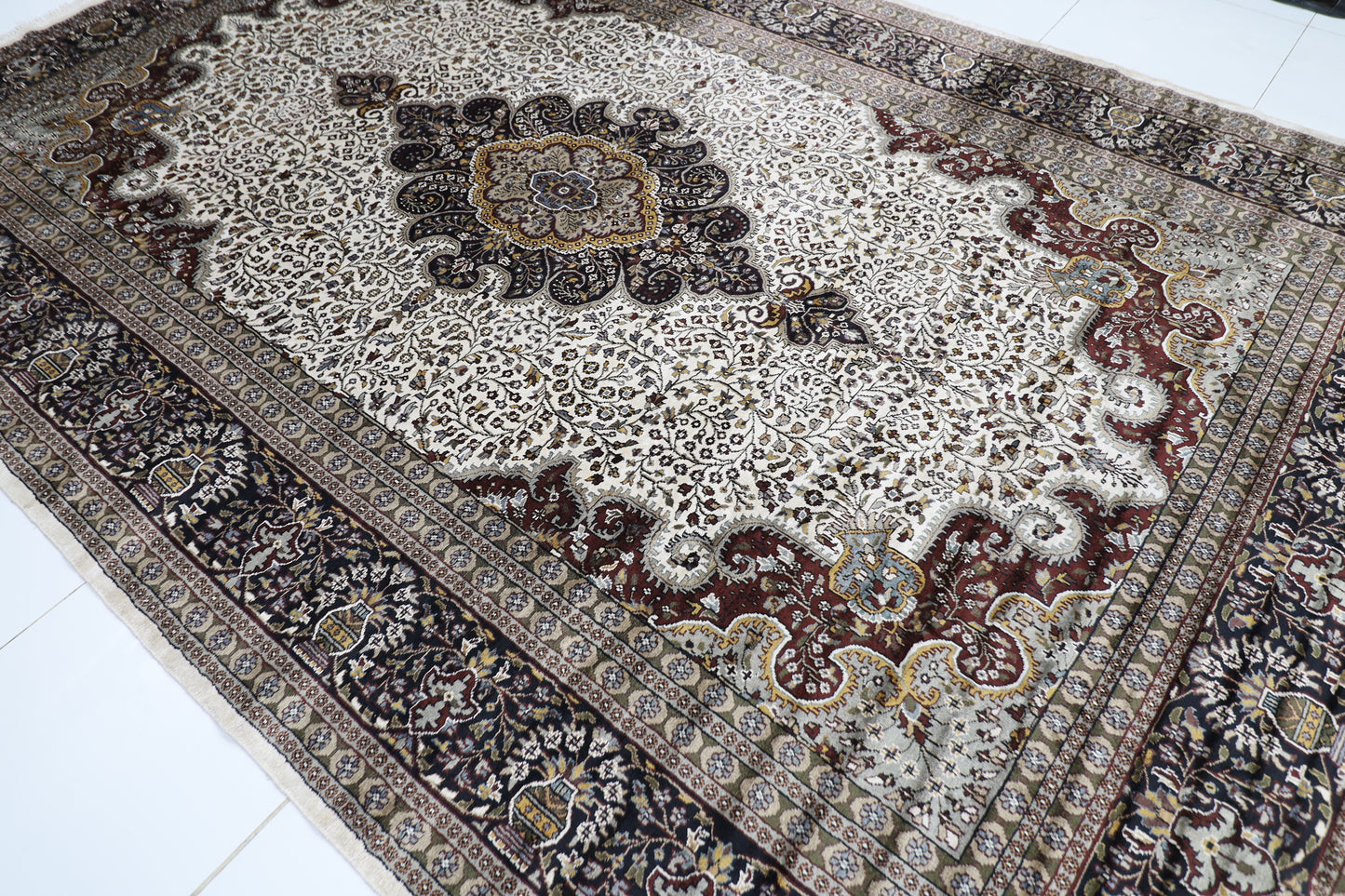 268 x 406 cm | Heriz Bamboo Silk Hand Knotted Carpet