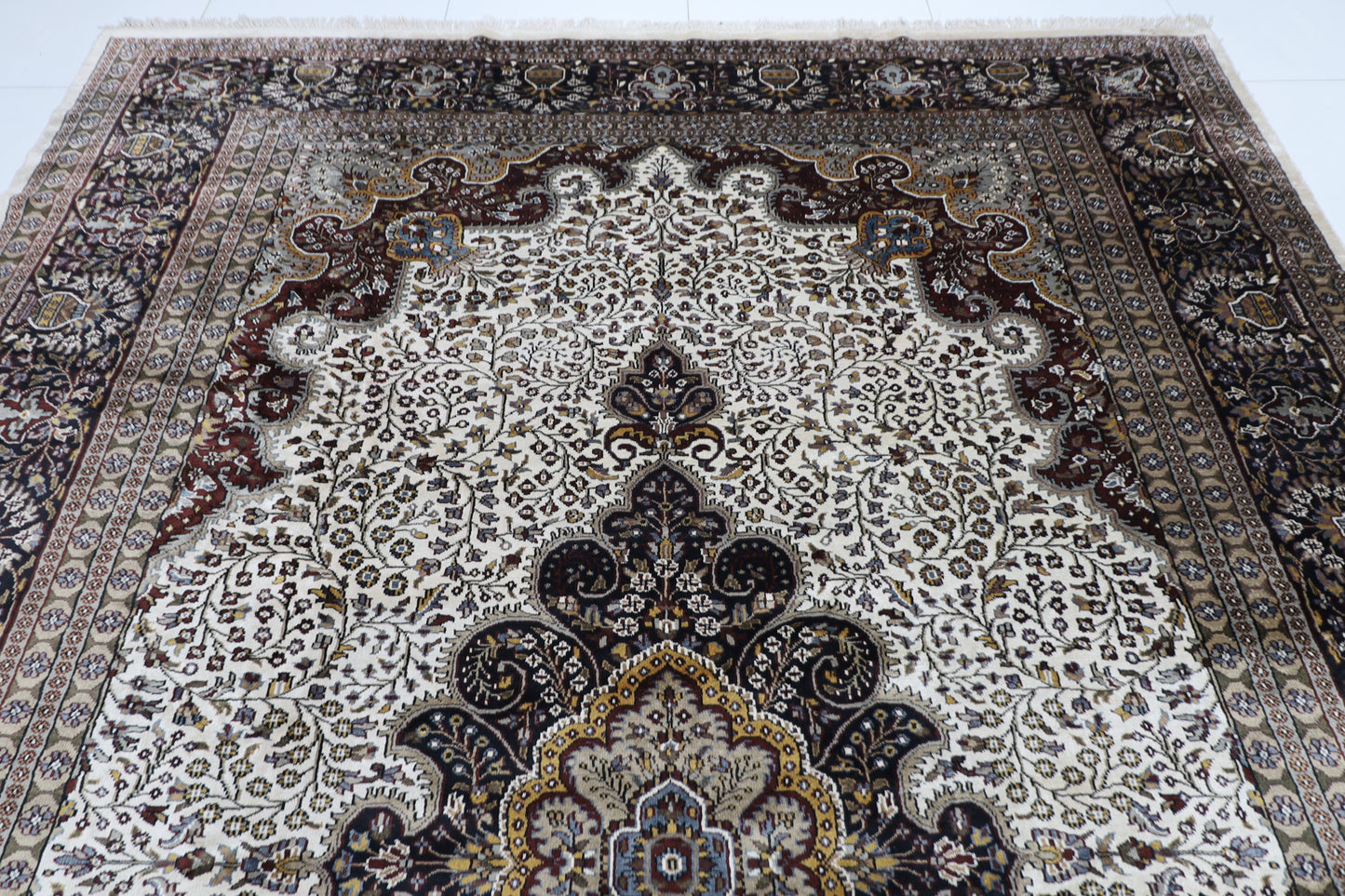 268 x 406 cm | Heriz Bamboo Silk Hand Knotted Carpet
