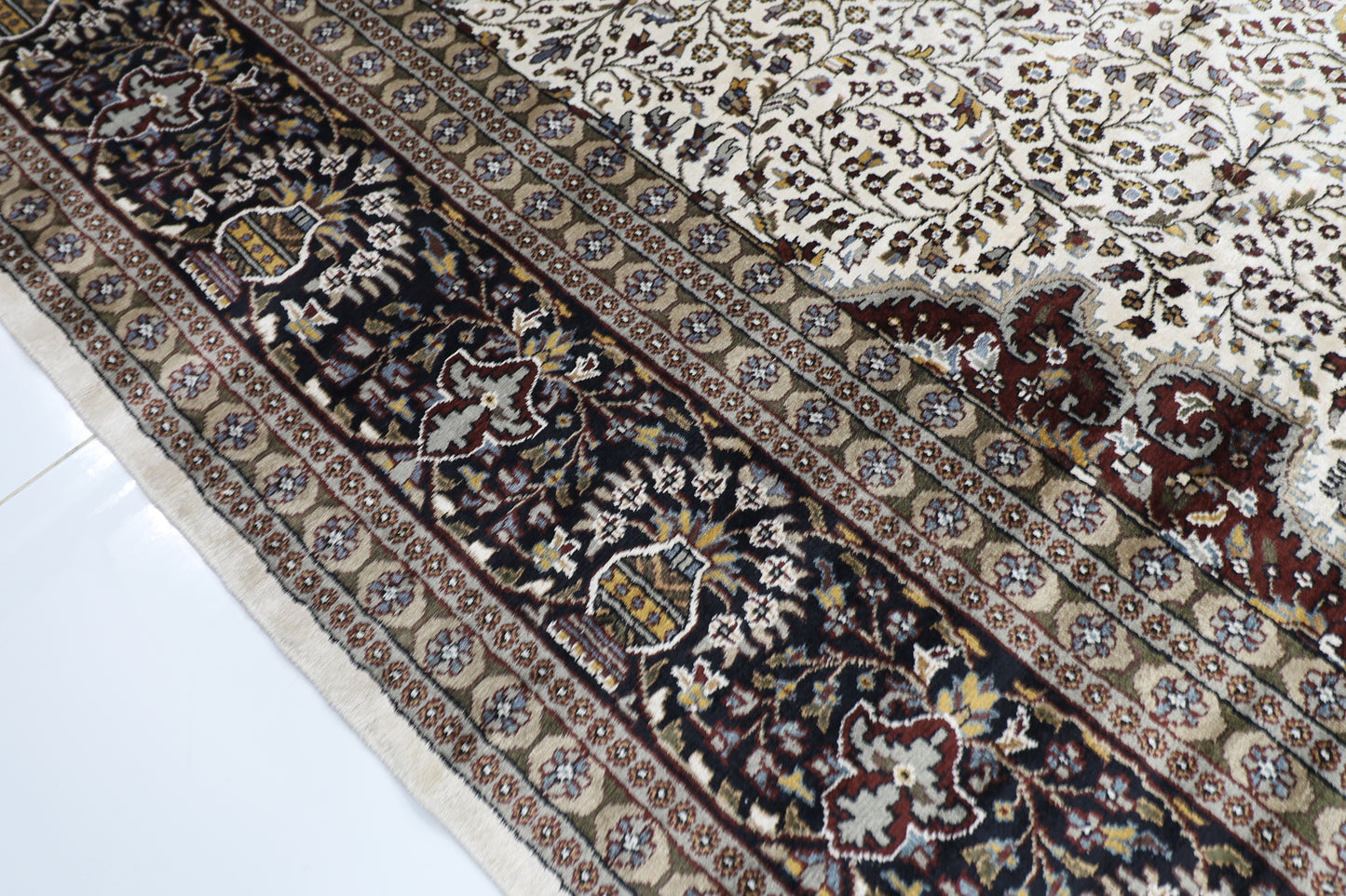 268 x 406 cm | Heriz Bamboo Silk Hand Knotted Carpet