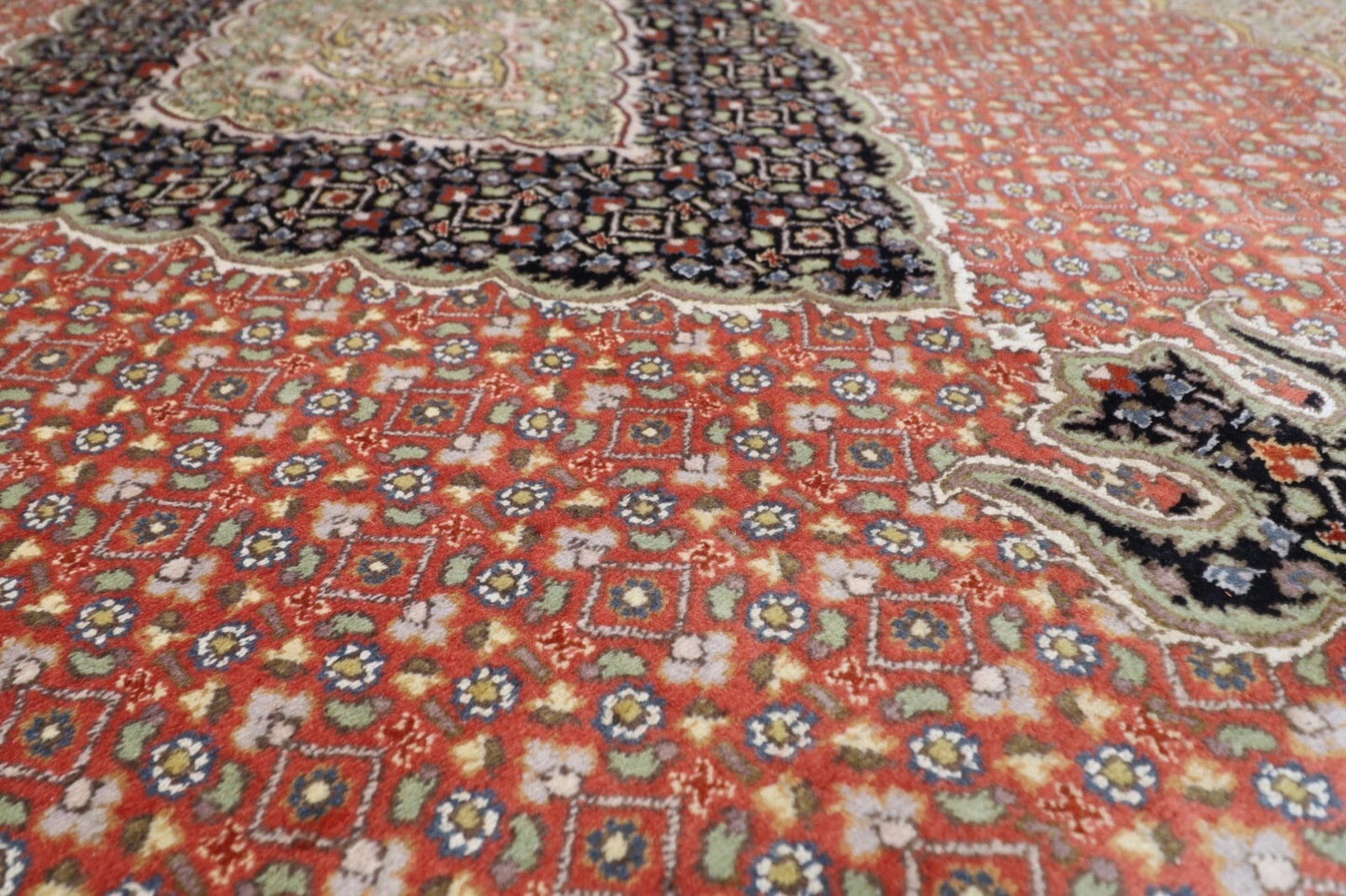203 x 304 cm | Heriz Tribal Hand Knotted Carpet